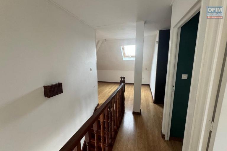 A louer jolie villa de type F4 d'environ 105 m² avec garage au Tampon 17éme
