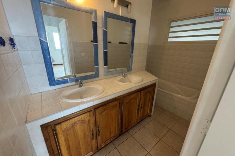 A louer jolie villa de type F4 d'environ 105 m² avec garage au Tampon 17éme