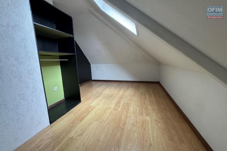A louer jolie villa de type F4 d'environ 105 m² avec garage au Tampon 17éme