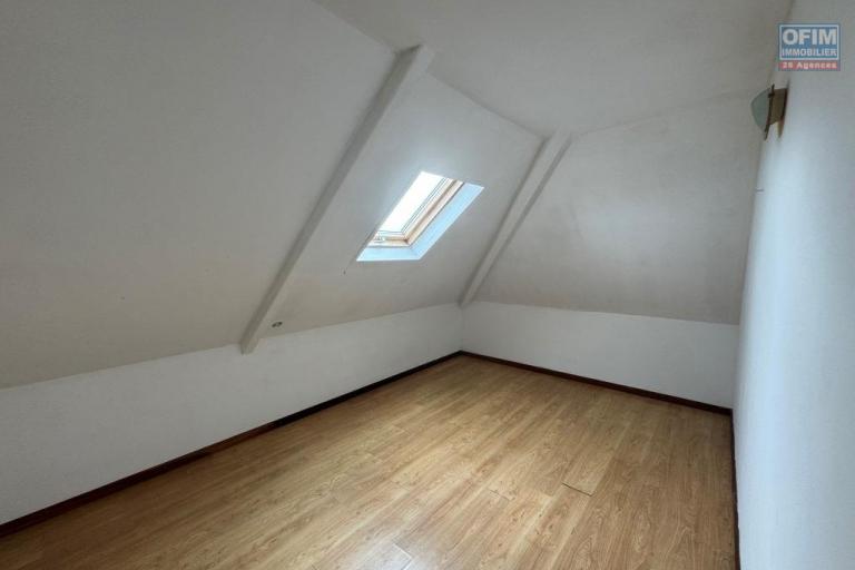 A louer jolie villa de type F4 d'environ 105 m² avec garage au Tampon 17éme