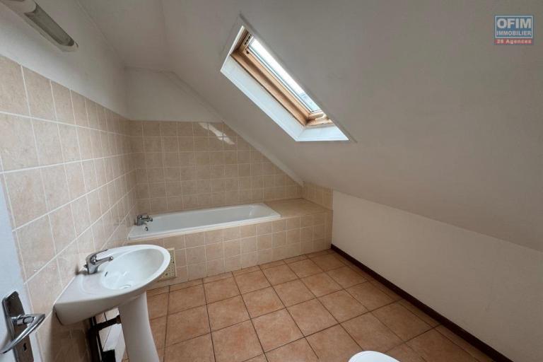 A louer jolie villa de type F4 d'environ 105 m² avec garage au Tampon 17éme