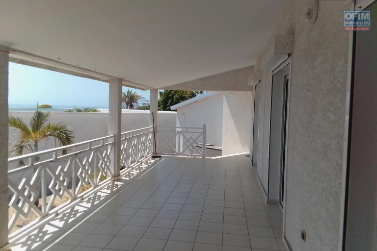 Villa F4 Vue Mer  SAINT GILLES LES BAINS 173m2 habitable avec 3 Chambres, 1 grand balcon, 1 grand jardin, 2 salle d'eau, 2 WC et 1 salon spacieux