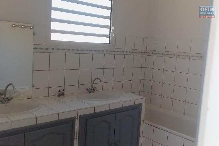 Villa F4 Vue Mer  SAINT GILLES LES BAINS 173m2 habitable avec 3 Chambres, 1 grand balcon, 1 grand jardin, 2 salle d'eau, 2 WC et 1 salon spacieux