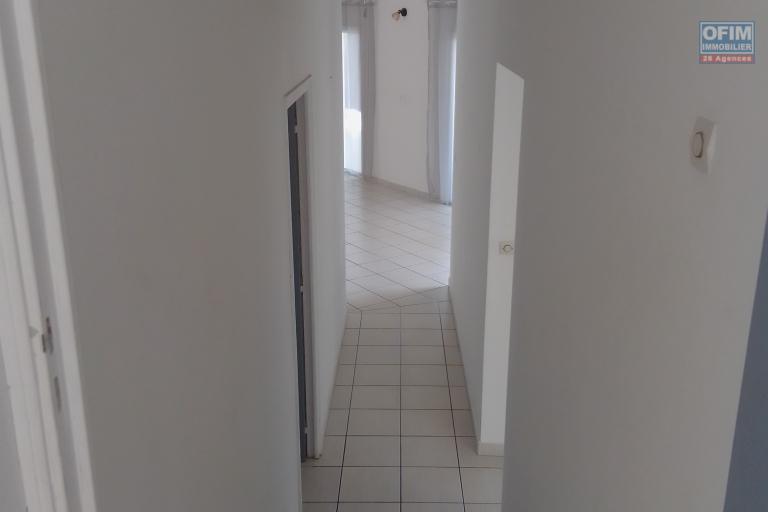 Villa F4 Vue Mer  SAINT GILLES LES BAINS 173m2 habitable avec 3 Chambres, 1 grand balcon, 1 grand jardin, 2 salle d'eau, 2 WC et 1 salon spacieux