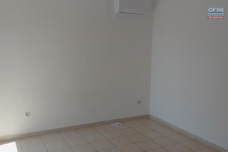 Villa F4 Vue Mer  SAINT GILLES LES BAINS 173m2 habitable avec 3 Chambres, 1 grand balcon, 1 grand jardin, 2 salle d'eau, 2 WC et 1 salon spacieux