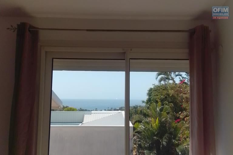 Villa F4 Vue Mer  SAINT GILLES LES BAINS 173m2 habitable avec 3 Chambres, 1 grand balcon, 1 grand jardin, 2 salle d'eau, 2 WC et 1 salon spacieux