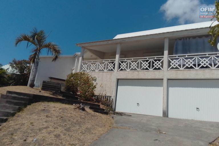 Villa F4 Vue Mer  SAINT GILLES LES BAINS 173m2 habitable avec 3 Chambres, 1 grand balcon, 1 grand jardin, 2 salle d'eau, 2 WC et 1 salon spacieux