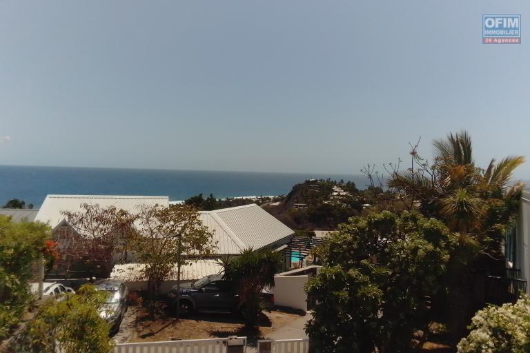 Villa F4 Vue Mer  SAINT GILLES LES BAINS 173m2 habitable avec 3 Chambres, 1 grand balcon, 1 grand jardin, 2 salle d'eau, 2 WC et 1 salon spacieux