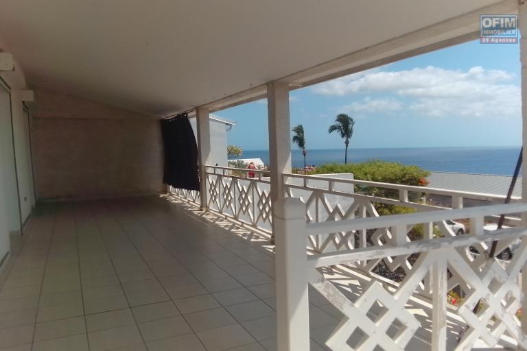 Villa F4 Vue Mer  SAINT GILLES LES BAINS 173m2 habitable avec 3 Chambres, 1 grand balcon, 1 grand jardin, 2 salle d'eau, 2 WC et 1 salon spacieux