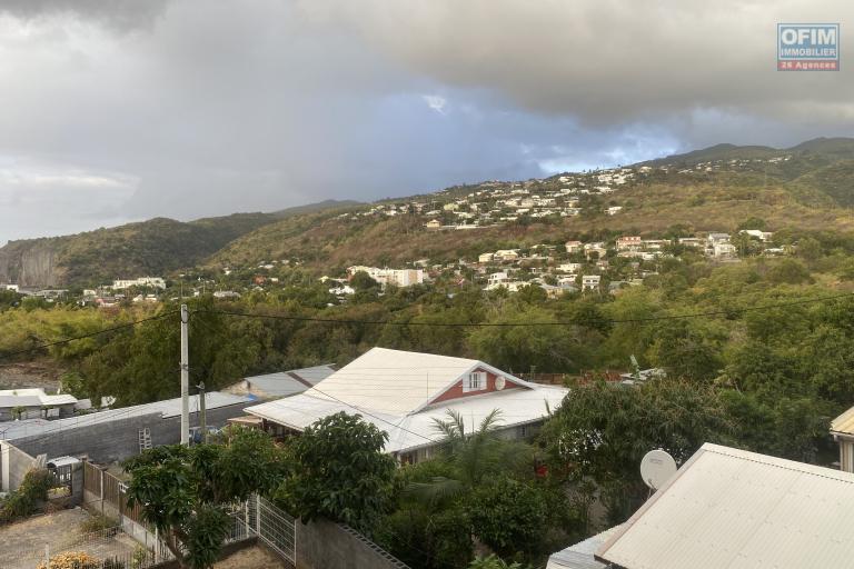 A vendre appartement T3 au centre ville de la Possession avec belle vue montagne.
