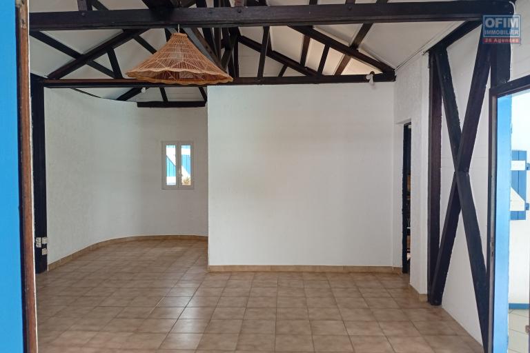 A Vendre Villa F5 + T2 de 200 M2 Habitable à proximité de la Plage de Trou d'eau à la Saline Les Bains - SALON