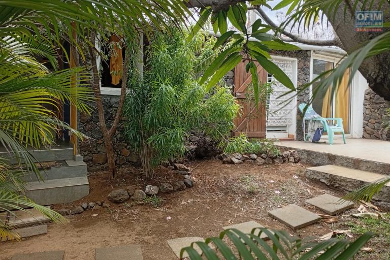 A Vendre Villa F5 + T2 de 200 M2 Habitable à proximité de la Plage de Trou d'eau à la Saline Les Bains - DEPENDANCE