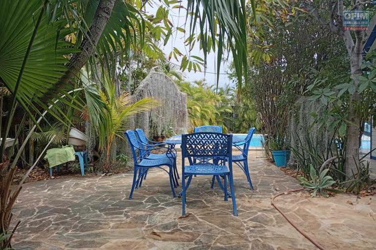 A Vendre Villa F5 + T2 de 200 M2 Habitable à proximité de la Plage de Trou d'eau à la Saline Les Bains - COIN BARBECUE