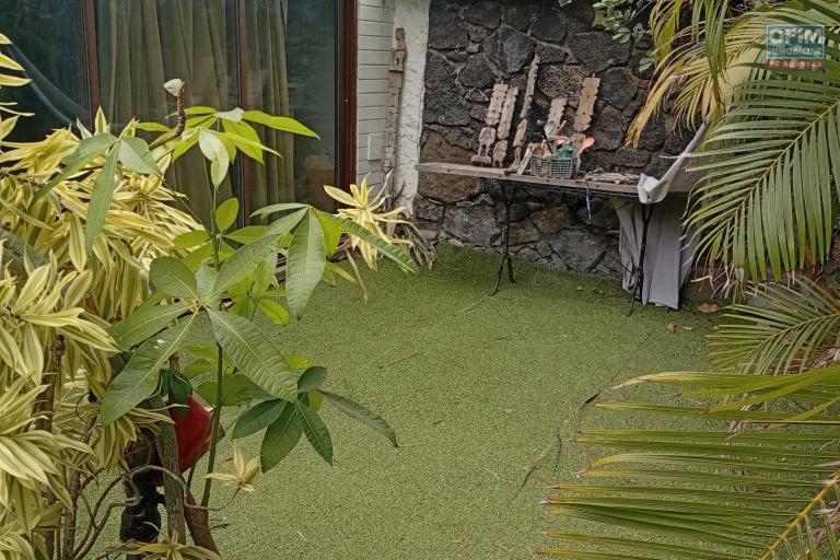 A Vendre Villa F5 + T2 de 200 M2 Habitable à proximité de la Plage de Trou d'eau à la Saline Les Bains - COIN JARDIN CHAMBRE 3