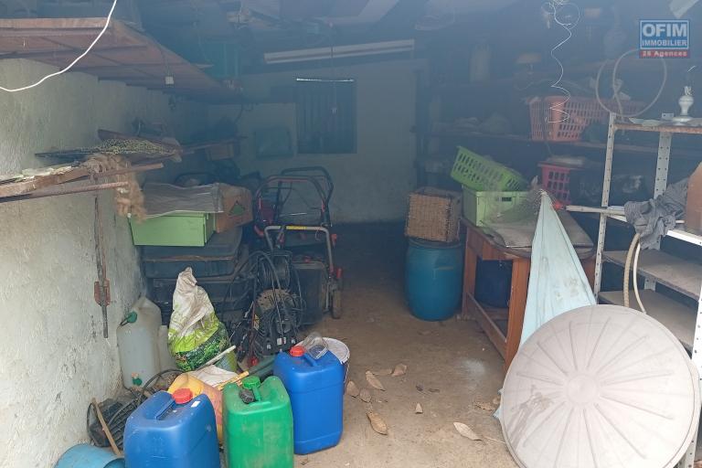 A Vendre Villa F5 + T2 de 200 M2 Habitable à proximité de la Plage de Trou d'eau à la Saline Les Bains - GARAGE