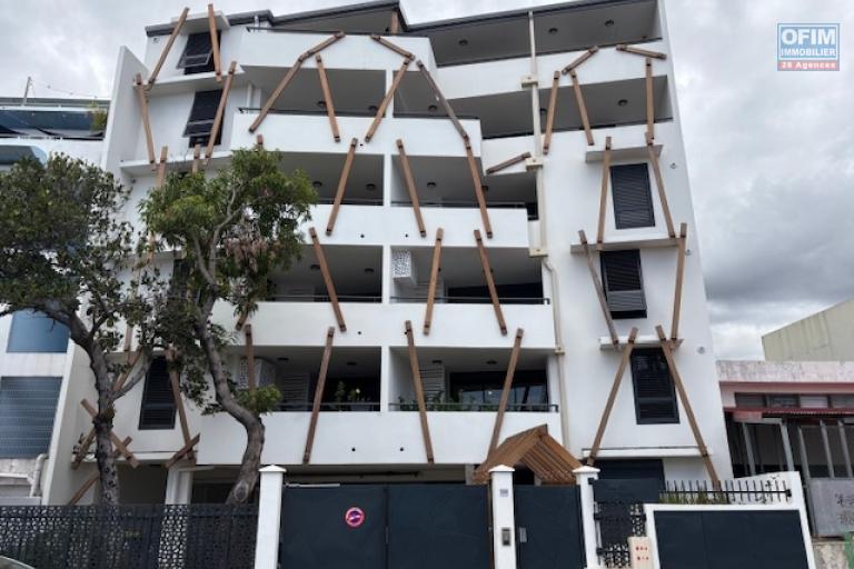 A vendre très beau T4 neuf centre de St Denis, rue Gal De Gaulle.