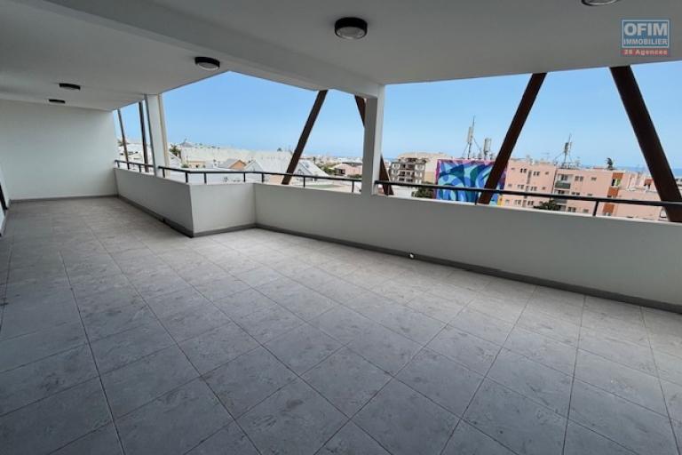 A vendre très beau T4 neuf centre de St Denis, rue Gal De Gaulle.