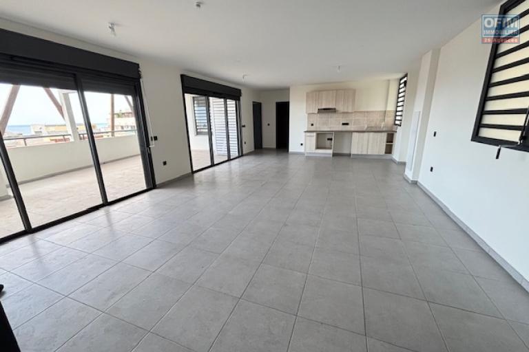 A vendre très beau T4 neuf centre de St Denis, rue Gal De Gaulle.