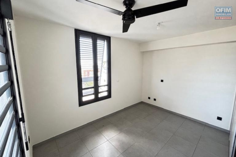 A vendre très beau T4 neuf centre de St Denis, rue Gal De Gaulle.