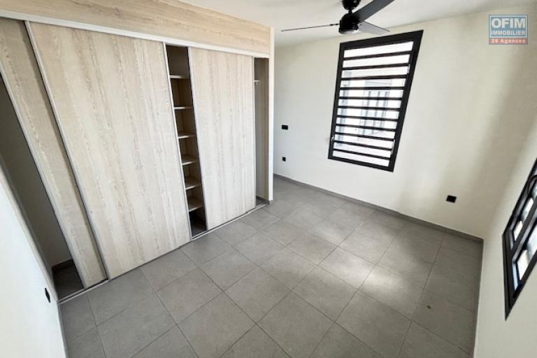 A vendre très beau T4 neuf centre de St Denis, rue Gal De Gaulle.
