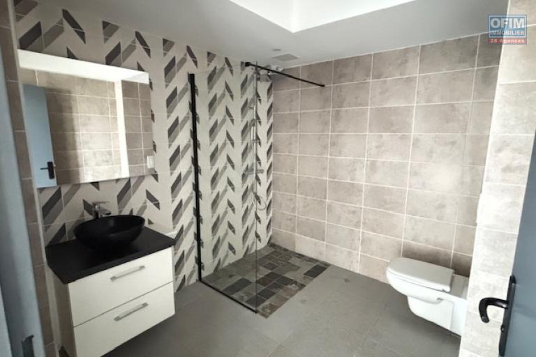 A vendre très beau T4 neuf centre de St Denis, rue Gal De Gaulle.