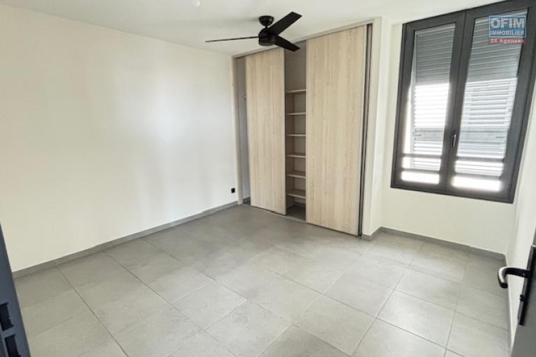 A vendre très beau T4 neuf centre de St Denis, rue Gal De Gaulle.