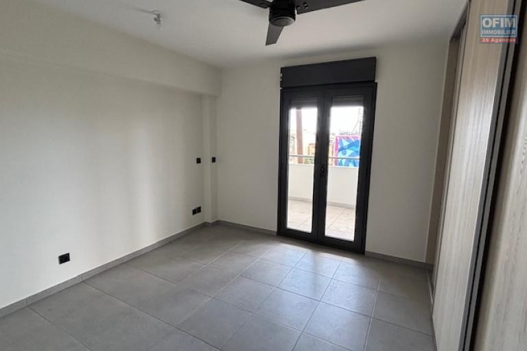 A vendre très beau T4 neuf centre de St Denis, rue Gal De Gaulle.