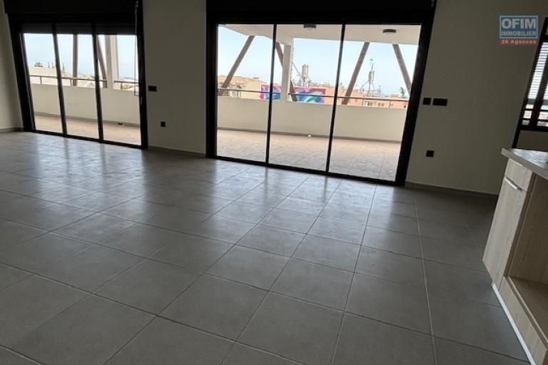A vendre très beau T4 neuf centre de St Denis, rue Gal De Gaulle.