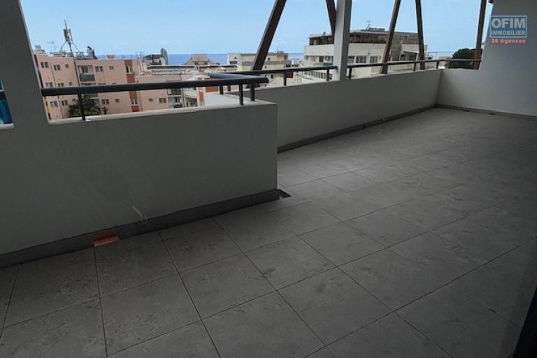A vendre très beau T4 neuf centre de St Denis, rue Gal De Gaulle.