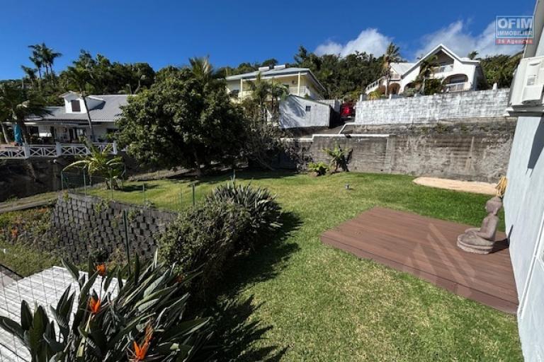 A vendre charmante villa de 4 chambres, à l'entrée de La Montagne au calme d'un petit lotissement .