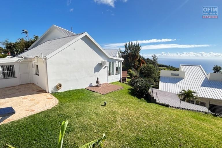 A vendre charmante villa de 4 chambres, à l'entrée de La Montagne au calme d'un petit lotissement .