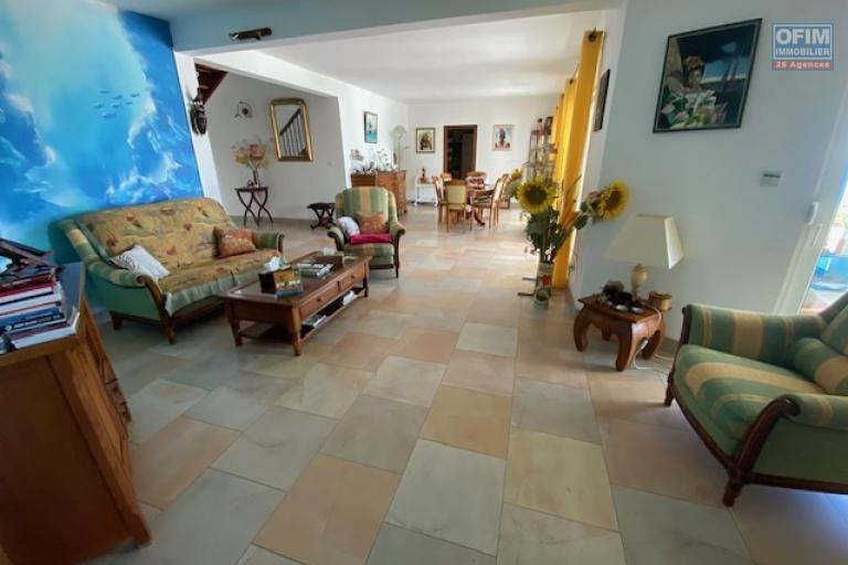 A vendre charmante villa de 4 chambres, à l'entrée de La Montagne au calme d'un petit lotissement .