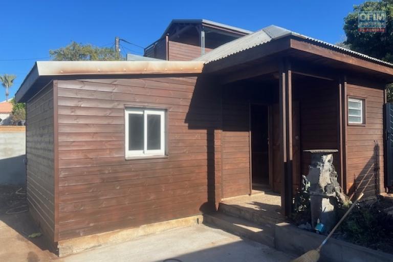 A louer petite maison F1 en bois dans une impasse