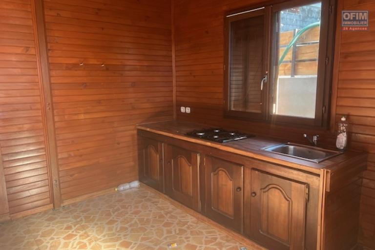 A louer petite maison F1 en bois dans une impasse