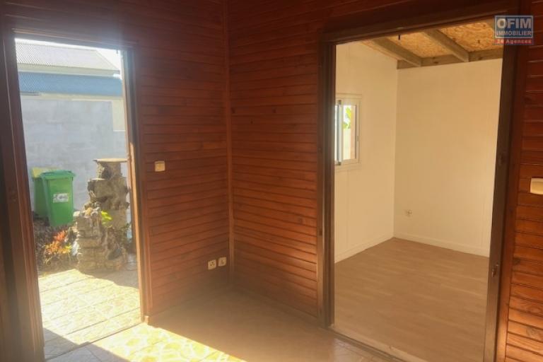 A louer petite maison F1 en bois dans une impasse