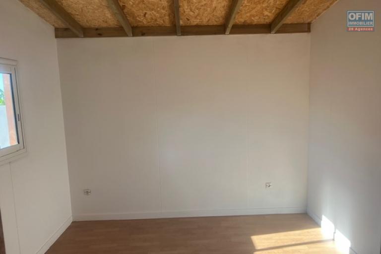 A louer petite maison F1 en bois dans une impasse