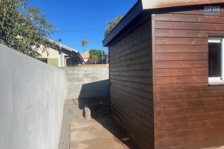 A louer petite maison F1 en bois dans une impasse