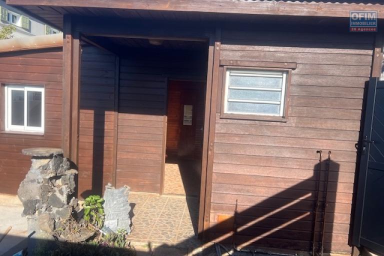 A louer petite maison F1 en bois dans une impasse