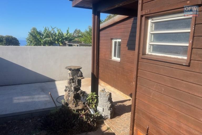A louer petite maison F1 en bois dans une impasse