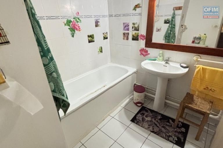 A vendre T2 à St Denis quartier de La Trinité, face au parc.