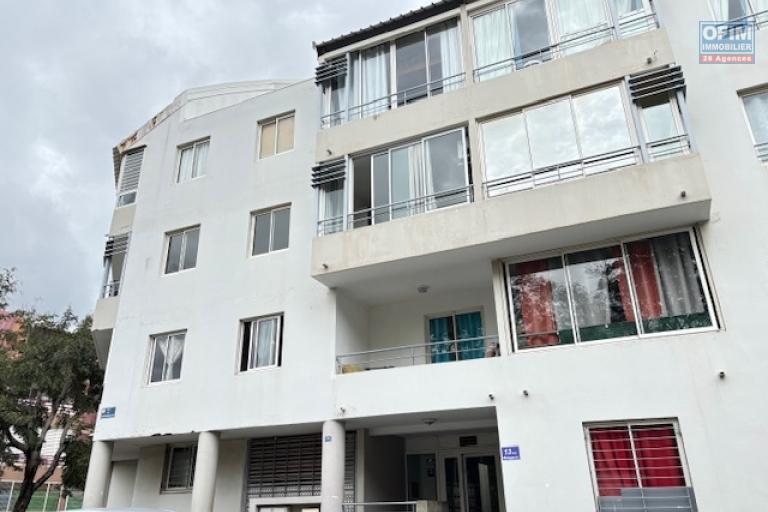 A vendre T2 à St Denis quartier de La Trinité, face au parc.