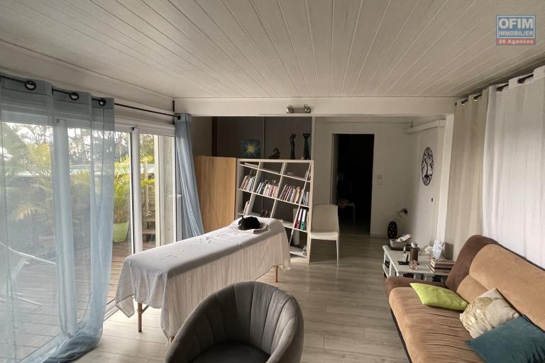 À vendre Villa d'architecte à Saint-Leu Grand Fond-Stella vue panoramique - pièce de vie de la dépendance en rez de jardin