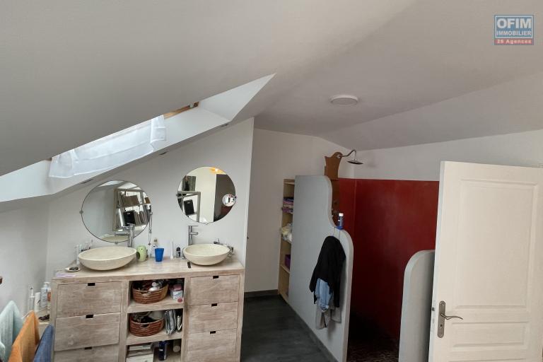 À vendre Villa d'architecte à Saint-Leu Grand Fond-Stella vue panoramique - salle de bain + douche et WC suite parentale