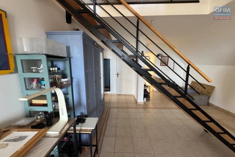 A vendre magnifique appartement duplex atypique de type F3 d'environ 83 m² le tampon Trois Mares