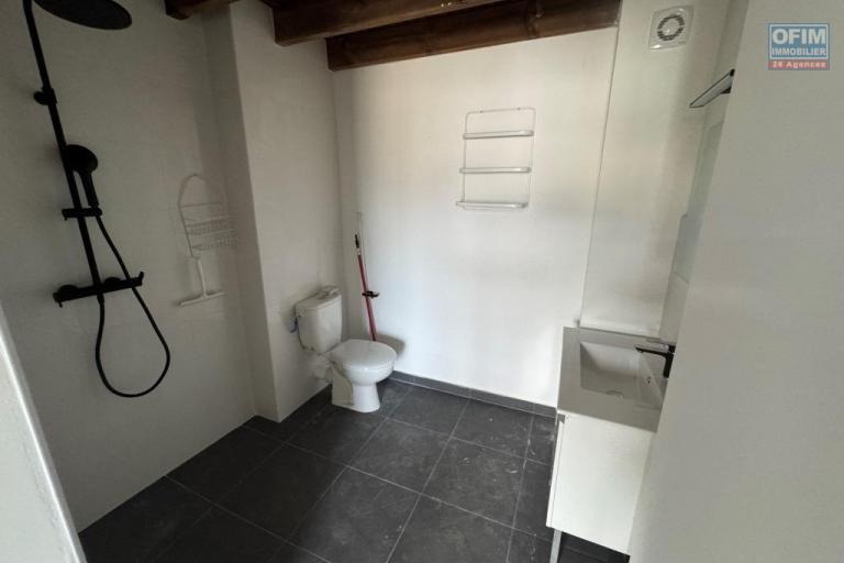 A louer studios neufs, MEUBLE ET EQUIPE haut de gamme le Tampon centre ville