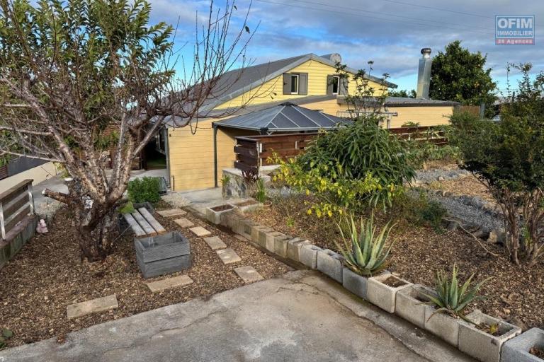 A vendre magnifique villa meublée de type F4 avec grande mezzanine au Tampon 13 éme