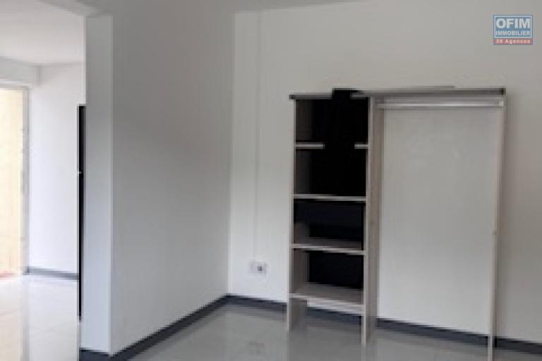 A louer ce jolie appartement de type F1 Meublé sur le hauteurs de bois de nèfles Sainte Clotilde
