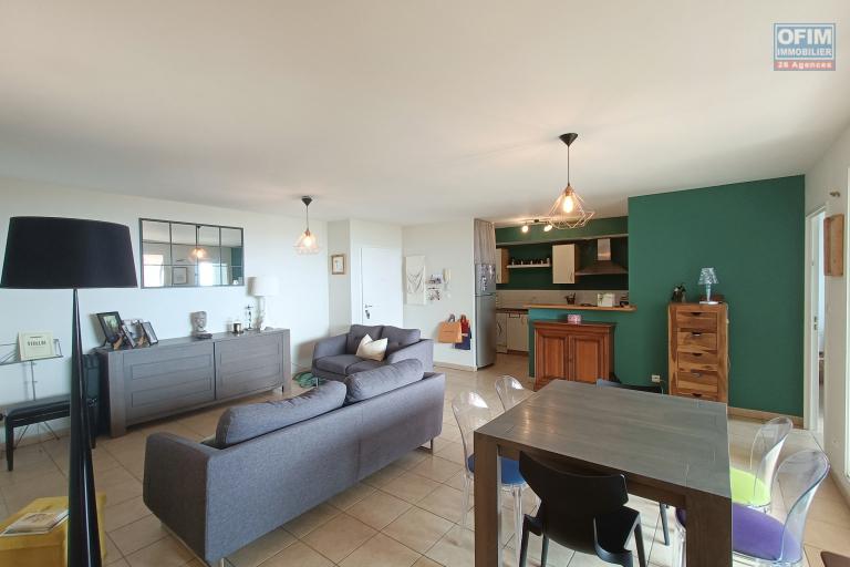 A vendre magnifique appartement 3 chambres avec vue sur mer et 2 parkings au centre ville de Saint-Denis