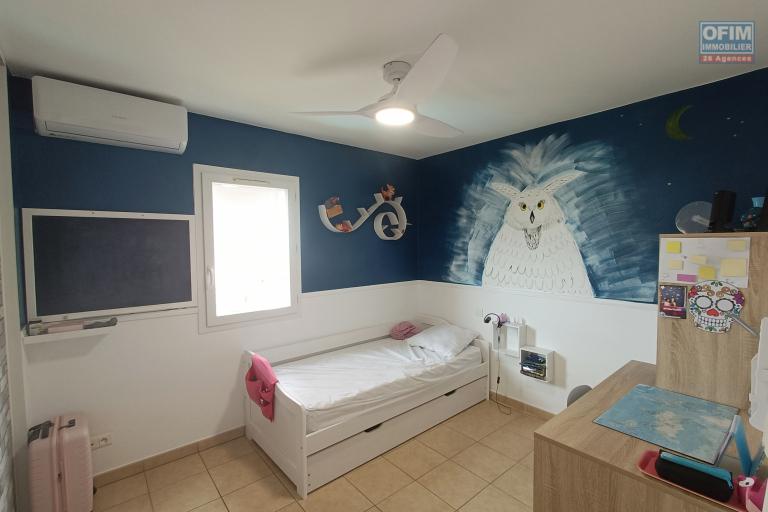 A vendre magnifique appartement 3 chambres avec vue sur mer et 2 parkings au centre ville de Saint-Denis