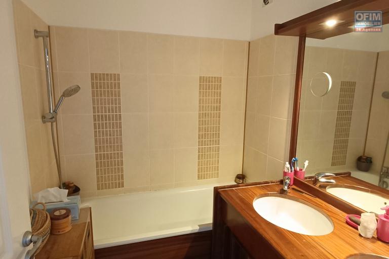 A vendre magnifique appartement 3 chambres avec vue sur mer et 2 parkings au centre ville de Saint-Denis